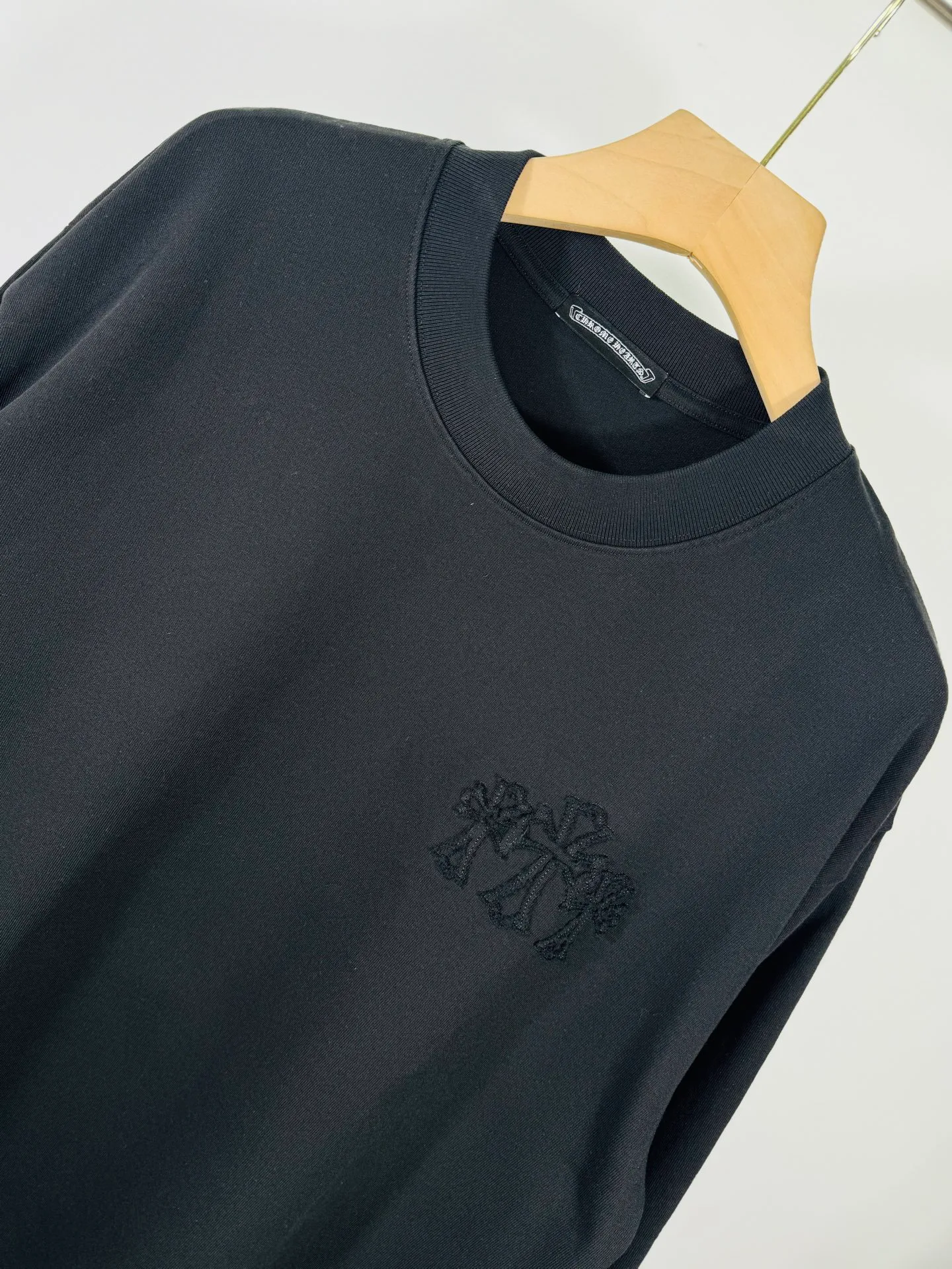 P280 top version, real shot without P, ​​different from market currency) 𝗖𝗵𝗿𝗼𝗺𝗲 𝗛𝗲𝗮𝗿𝘁𝘀/Cro Heart 2025 Autumn and Winter Horseshoe Cross Appliqué Embroidered Couple Casual Long Sleeve 👑The highest version! Customized fabric 320g fabric! Horseshoe cross patch is a best-selling model at the counter and is very comfortable to wear. Accessories: original molded and authenticated collar label➕100% silk wash label. Genuine purchase-grade original hangtag➕matching hanging rope➕3D hanging beads➕original packaging bag. Craftsmanship: The original version has consistent wiring! The highest version of the armhole matching technique! Color: Black White Size: S M L XL XXL